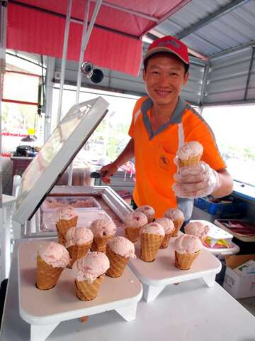 充滿草莓果肉的冰淇淋-臺東縣政府（慢食計畫）提供