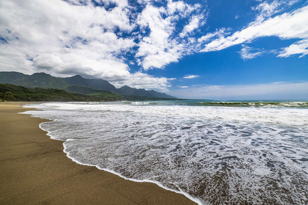 浪花拍打在平緩開闊的沙灘