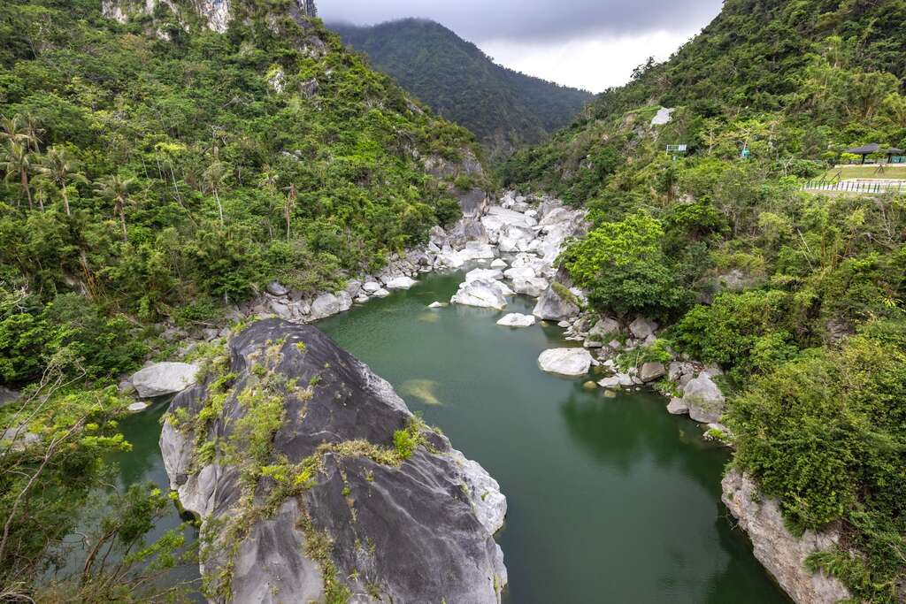 河中巨石