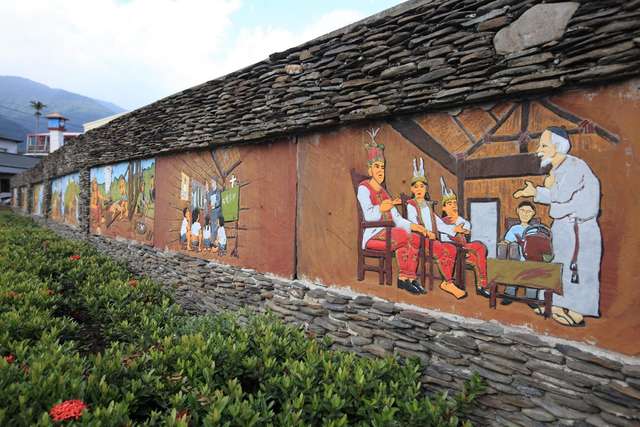 圍牆上彩繪著卑南族起源的神話故事