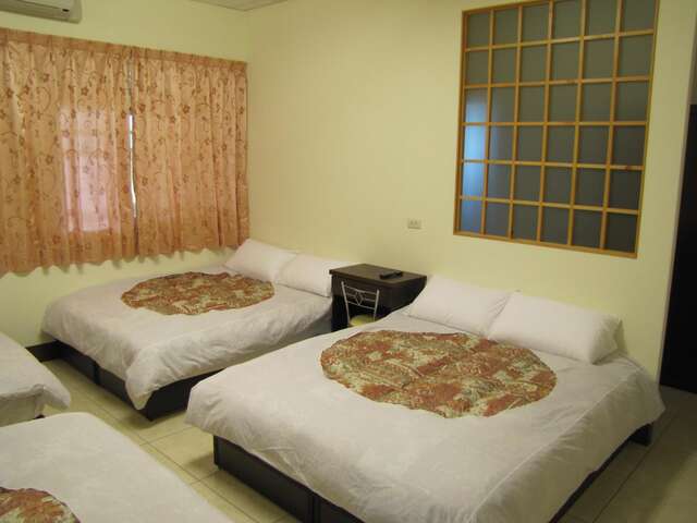 8 Persons Room