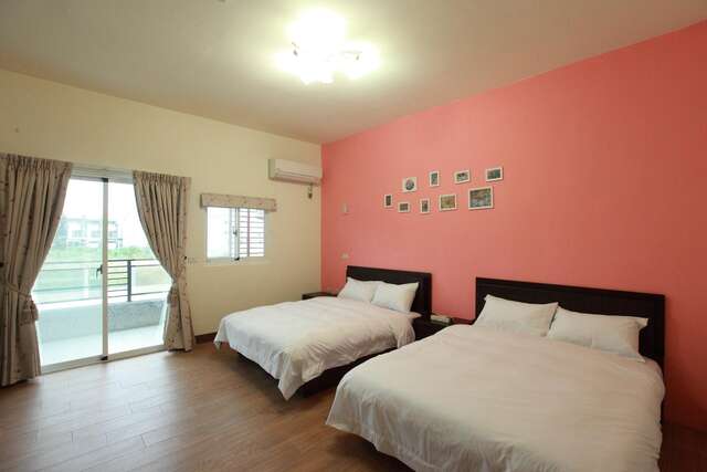 201及301房均采用恬雅的粉红色营造空间，您可感受甜蜜的气氛
