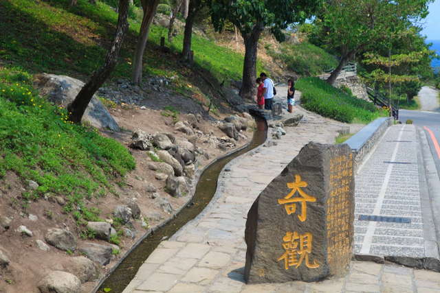 「水往上流」是因為路旁的景物傾斜度大於路面，而造成彷彿流水由低處往高處流的視覺上錯覺。