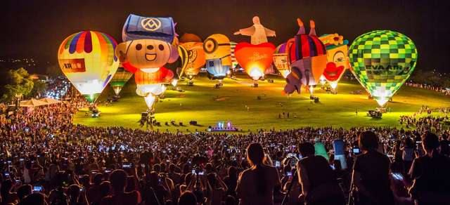 2018台灣國際熱氣球嘉年華 開幕光雕音樂會人潮眾多