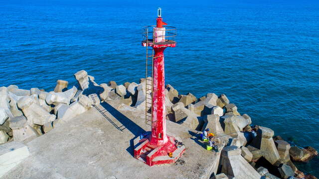 漁港內的紅色燈塔非常吸睛