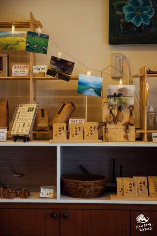 店內販售桑葉茶以及木製鑰匙圈