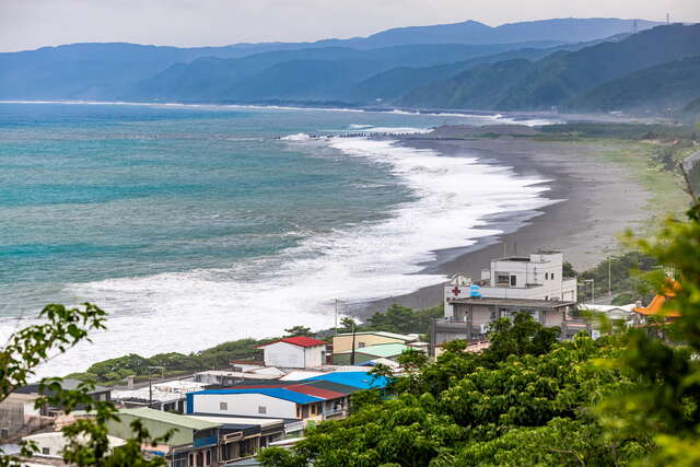 从步道上可以看到美丽的海景