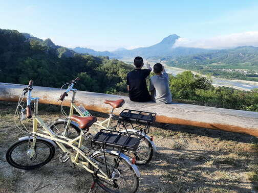 骑自行车远眺都兰山