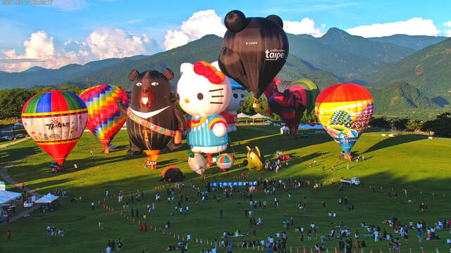 穿著布農族服飾的Hello Kitty熱氣球與其他造型熱氣球