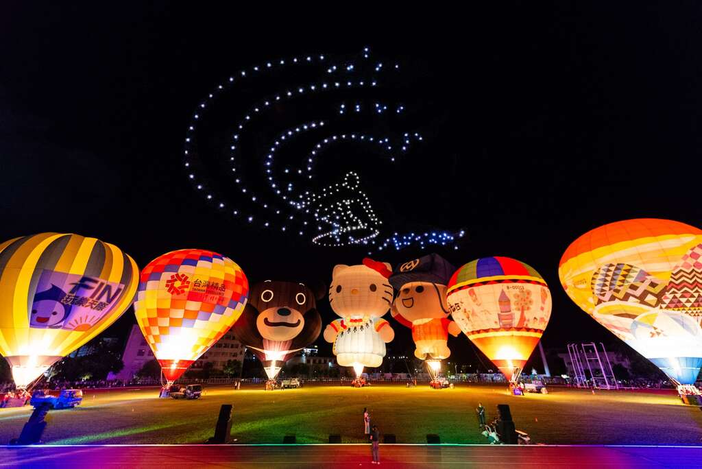 全国首创！热气球与300架无人机共演 饶庆铃与2万观众嗨爆台东县立体育场