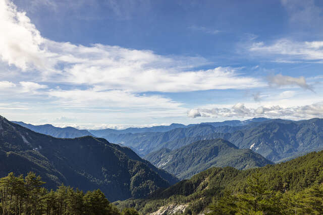 崇山峻岭使人心旷神怡