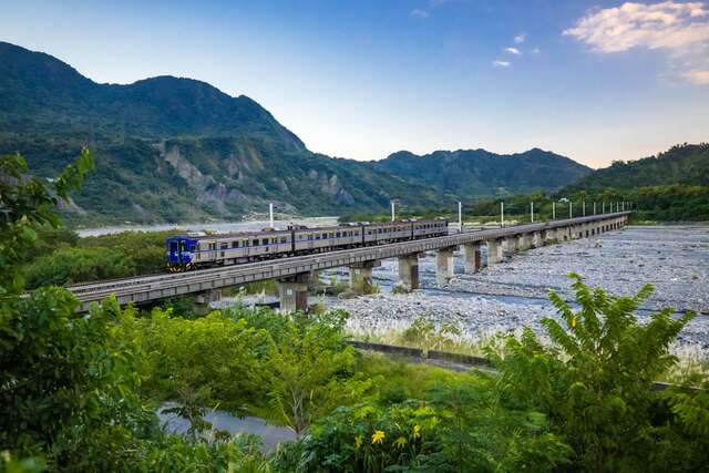 火車行經鹿野橋