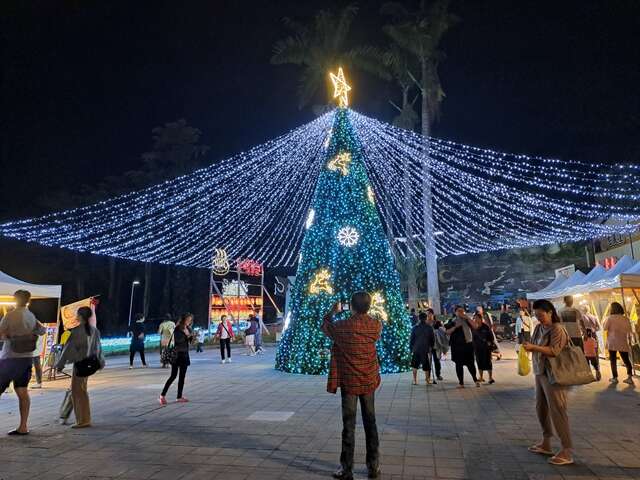 2023台東知本溫泉季延長亮燈至113/2/25 9米繽紛耶誕樹與加碼音樂會