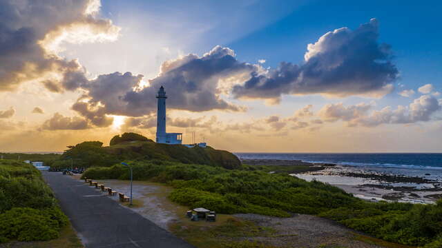 日落时绿岛灯塔致景