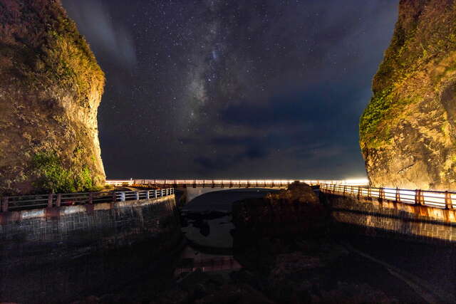 夜晚的馬蹄橋與星空