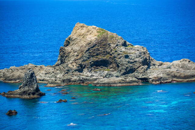 在船上可近距离观赏楼门岩与凸出海面的山珊瑚礁岩块