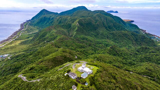 鸟瞰兰屿气象站与山脉