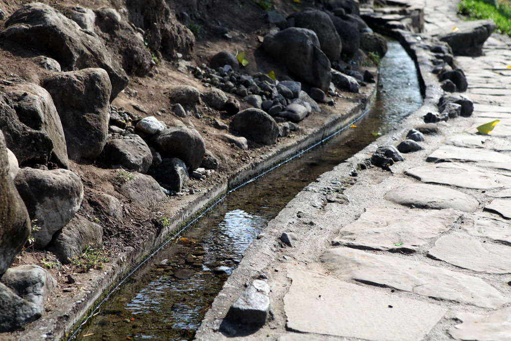 물이 위로 오르는 기이한 곳