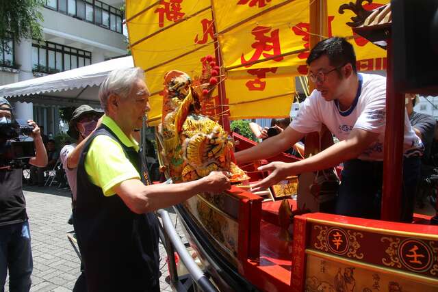台东天后宫董事长林有德将妈祖请上开台妈祖号_图片取自於台东县政府县政新闻