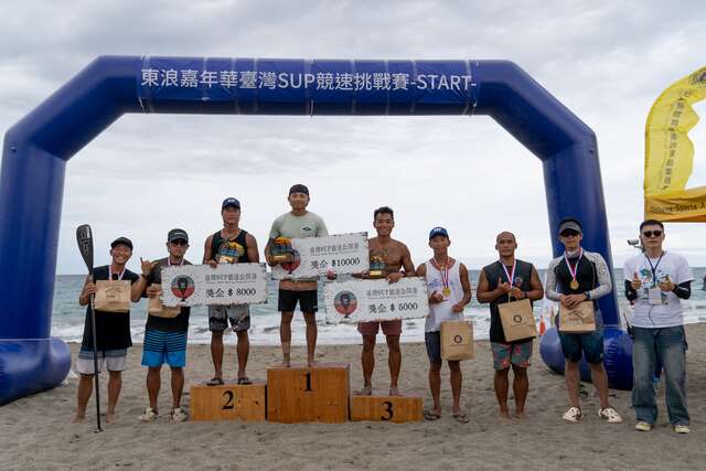 图1.SUP竞速公开赛得奖选手合影_图片取自於台东县政府县政新闻