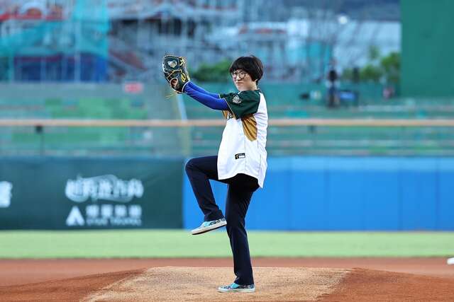 縣長饒慶鈴為台鋼鷹開球_圖片取自台東縣縣政新聞