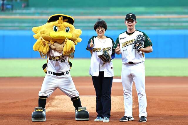 縣長饒慶鈴與台鋼鷹吉祥物合照_圖片取自台東縣縣政新聞