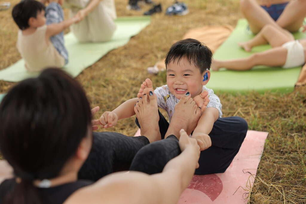 親子瑜珈_圖片取自臺東縣政府縣政新聞