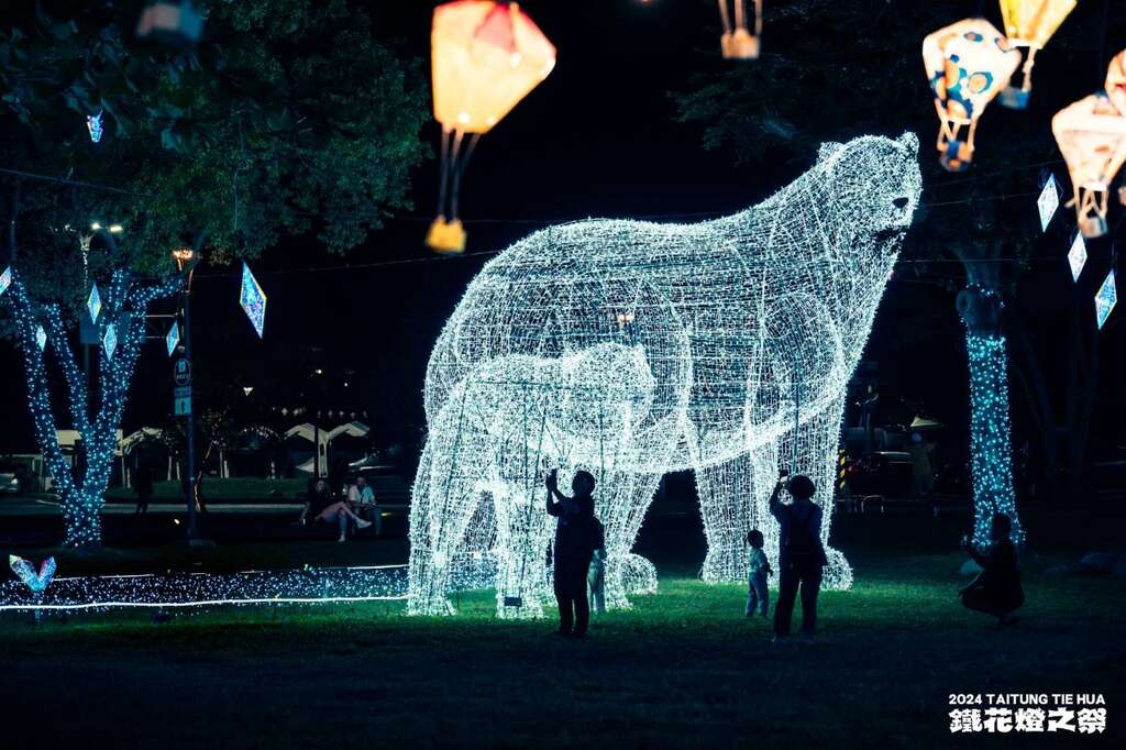 市集旁草地区高7米的「冰雪白熊」_图片取自台东县政府县政新闻