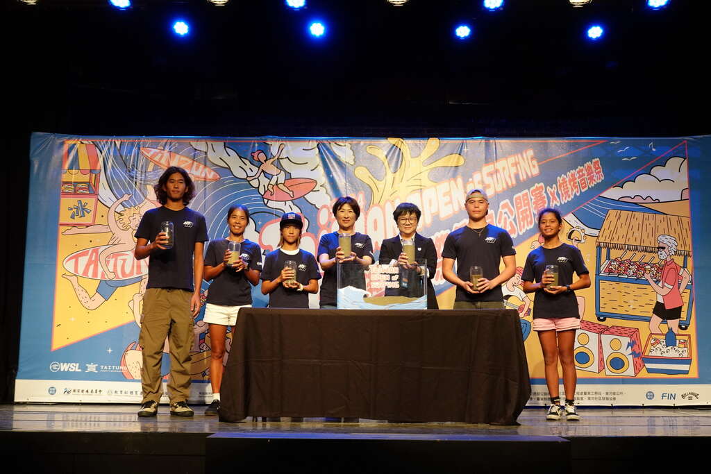 國內衝浪好手韓宗軒、衝浪網紅張銹雲，以及來自花蓮11歲少年衝浪手陳宛瑜等人，共同執沙「積沙成塔」啟動儀式。_圖片取自臺東縣政府縣政新聞