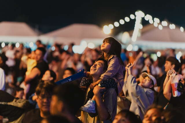 乐迷齐聚台东海滨公园国际地标听歌_照片由台东县政府提供