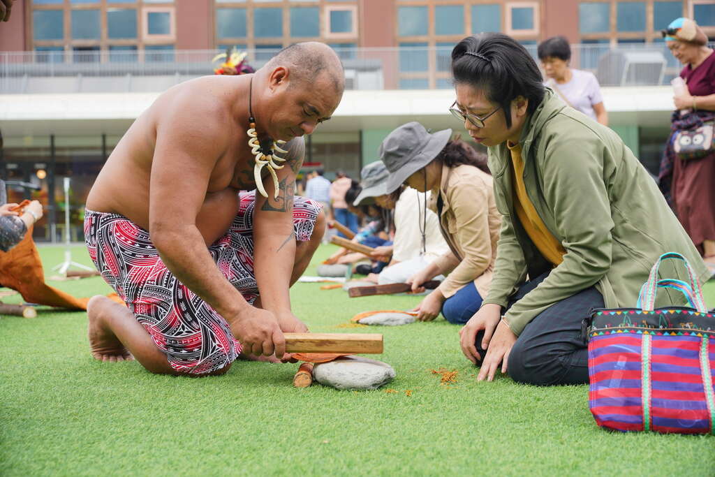 大溪地祭司Taua示範敲打樹皮布_圖片取自臺東縣政府縣政新聞