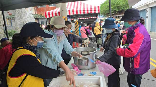 各宮廟自發性地準備平安餐食，免費供應給鄉親及參與活動的遊客享用_圖片取自臺東縣政府縣政新聞