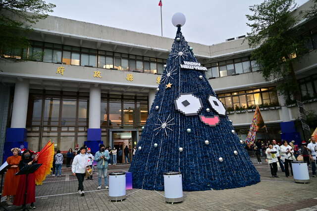 臺東縣政府在縣府廣場設置聖誕樹，增添節慶氛圍。_圖片取自臺東縣政府縣政新聞