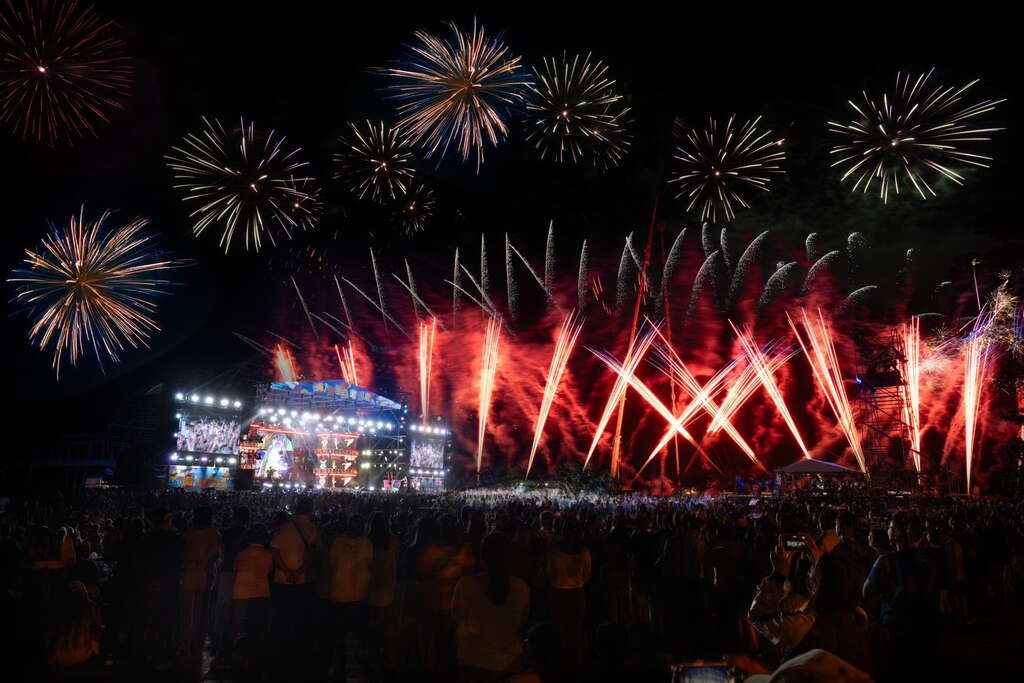 跨年烟火秀，今年数量超过一万发_图片取自台东县政府县政新闻