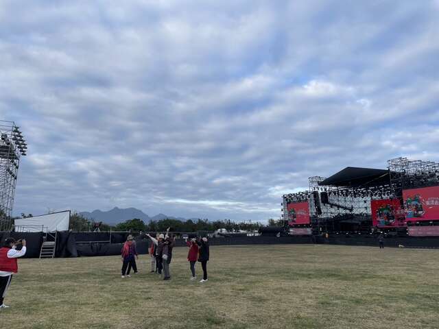 會場周邊縣府遴選在地美食攤商擺設攤位及用餐區，架設現場實況轉播的大型電視牆_圖片取自臺東縣政新聞