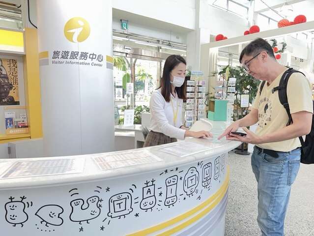 準備春聯供民眾及旅客索取，為國內外旅客增添新春氛圍與祝福_圖片取自臺東縣政府縣政新聞