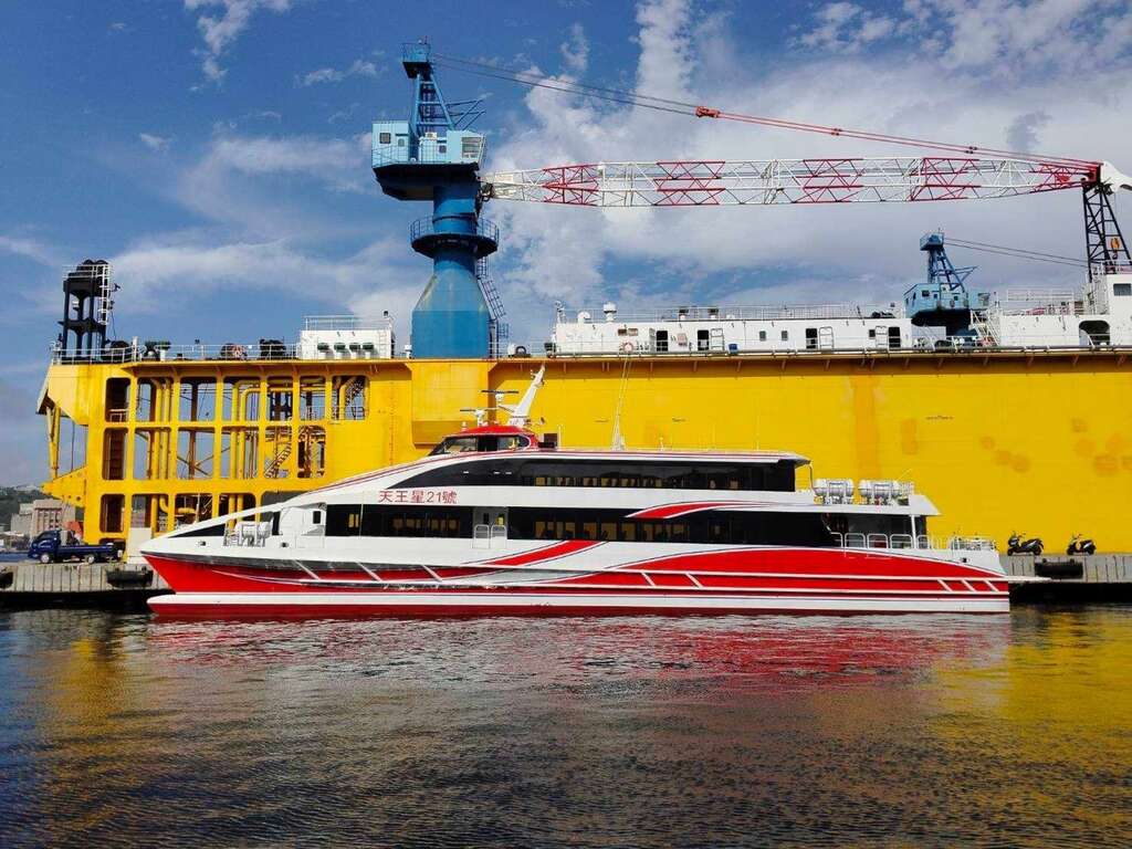 「天王星21號」新船近期抵達高雄港，預計3月28日首航富岡到綠島航線。_圖片取自臺東縣政府縣政新聞