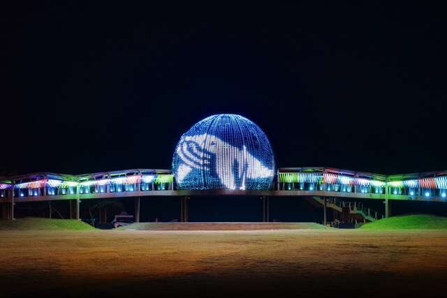 2025繁星光影以国际地标的圆形建筑为中心，透过上万颗点光源进行光源设置，用光代表能量，光点代表星空，呈现如同水晶球般星光点点的【繁星之境】_照片为台东县政府提供