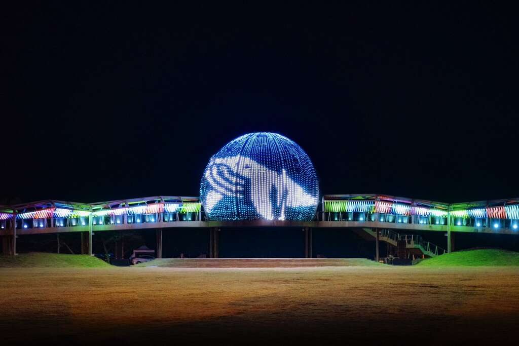 2025繁星光影以国际地标的圆形建筑为中心，透过上万颗点光源进行光源设置，用光代表能量，光点代表星空，呈现如同水晶球般星光点点的【繁星之境】_照片为台东县政府提供