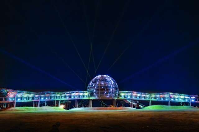 「2025繁星光影」每天19:00-22:00进行光彩炫丽演出，每30分钟圆形建筑会以点光源结合动画效果进行动态展演_照片为台东县政府提供