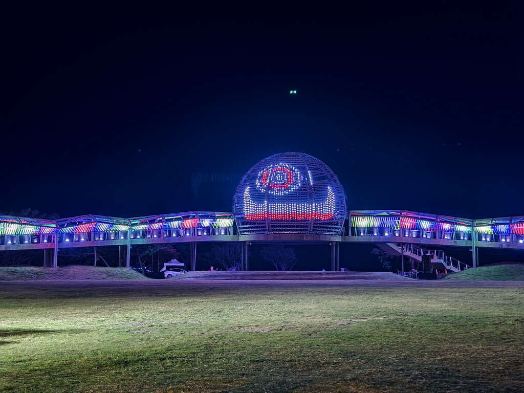 左右两侧廊道以色彩鲜艳的织带打造与众不同的【光织廊道】_照片为台东县政府提供