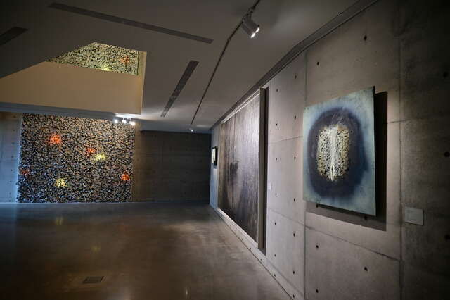 開幕大展特別邀請國際知名藝評家南條史生策展、藝術家紀嘉華協同策展，展覽將以「光、美與淨化」為主題，呈現江老師作品中蘊含的深刻哲思與對自然、生命的感悟。_圖片取自台東縣政府縣政新聞