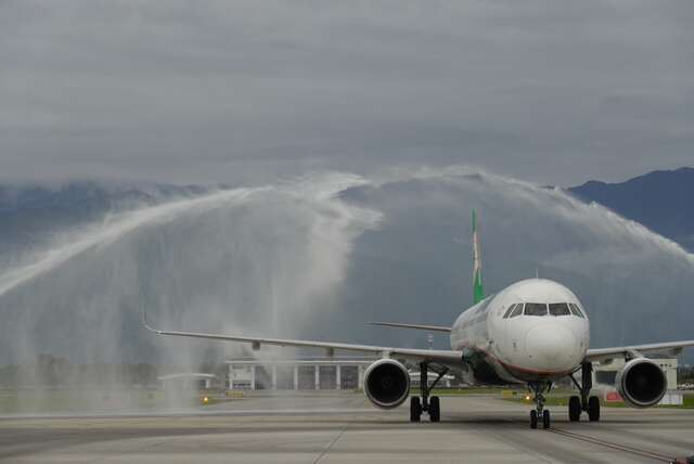 台東航空站特別在機坪以「噴水禮」歡迎_圖片取自臺東縣政府縣政新聞
