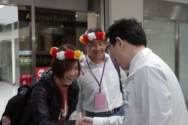 台東縣政府交觀處到場獻戴原住民花圈，表達熱情歡迎_圖片取自臺東縣政府縣政新聞