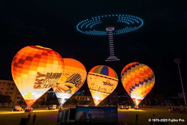 700架無人機升上夜空後，伴隨動畫經典旋律，排列成竹蜻蜓圖樣_臺東縣政府提供