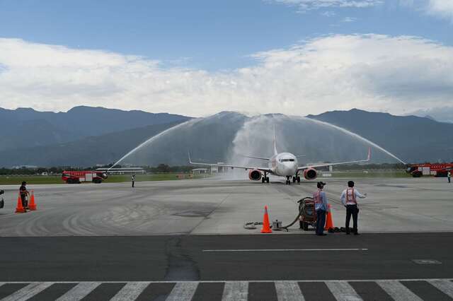 台東航空站在機坪以「噴水禮」歡迎_圖片取自臺東縣政新聞