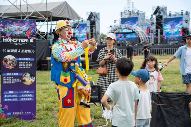 街头艺人互动_图片取自台东县政新闻