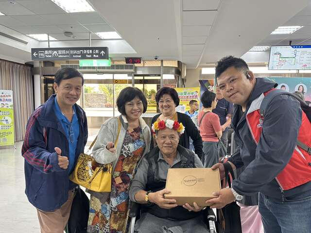 為來自越南的貴賓們獻戴台東原民花環_圖片取自台東縣政新聞