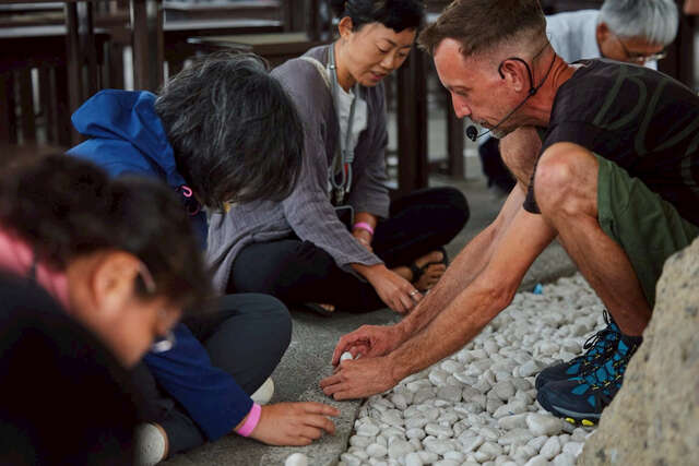 活動由瑞士疊石藝術家林守山（Pascal Fiechter）帶領的體驗〔疊石靜心〕揭開序幕_圖片取自台東縣政新聞