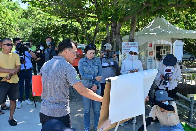 縣長饒慶鈴宣布，今年暑假7月1日起至9月底，試辦在活水湖劃設戲水區_照片取自臺東縣政府縣政新聞